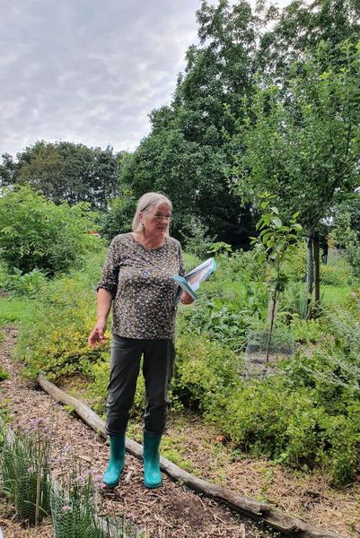 Cornelia Kalthoff erklärt im Garten die Philosophie der Permakutur.