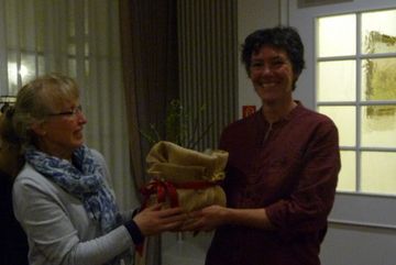 Anja Roy (rechts) beim BUND Warendorf: Hiltrud Brüggemann überreicht ihr ein Geschenk als Dank für den Vortrag über Fischotter.