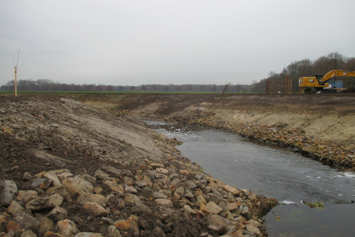 Nebengerinne im Nov. 2020: durchgehender Uferverbau.